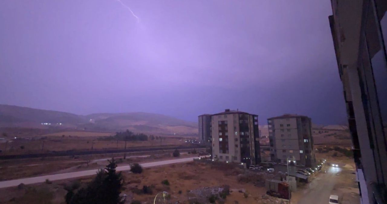 GAZİANTEP’TE ŞİMŞEK FIRTINASI GECEYİ GÜNDÜZE ÇEVİRDİ. GECENİN SESSİZLİĞİNİ GÖK GÜRÜLTÜSÜ...