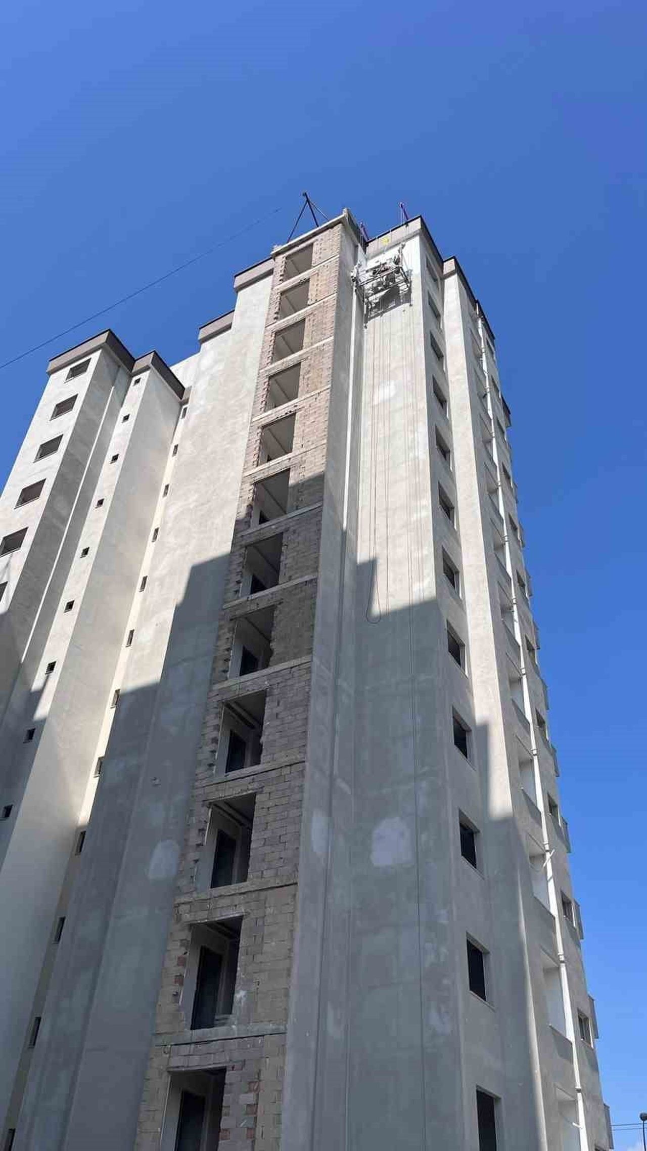 ADANA'DA ÇALIŞTIKLARI İNŞAATIN 11. KATINDAKİ İSKELEDE MAHSUR KALAN 2 İŞÇİ, İTFAİYE EKİPLERİ...