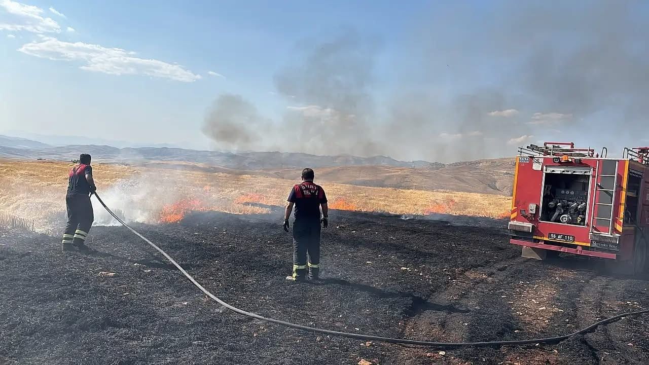 SİİRT'TE ANIZ YANGINI, İTFAİYE VE TOMA DESTEĞİYLE SÖNDÜRÜLDÜ.