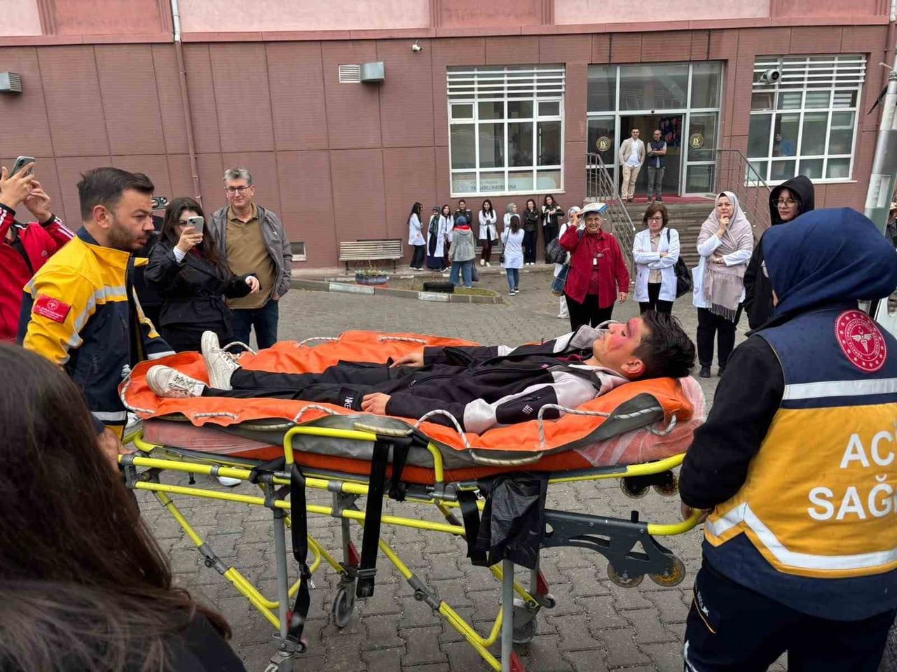 TAVŞANLI’DA LİSELİLERDEN GERÇEĞİNİ ARATMAYAN DEPREM TATBİKATI