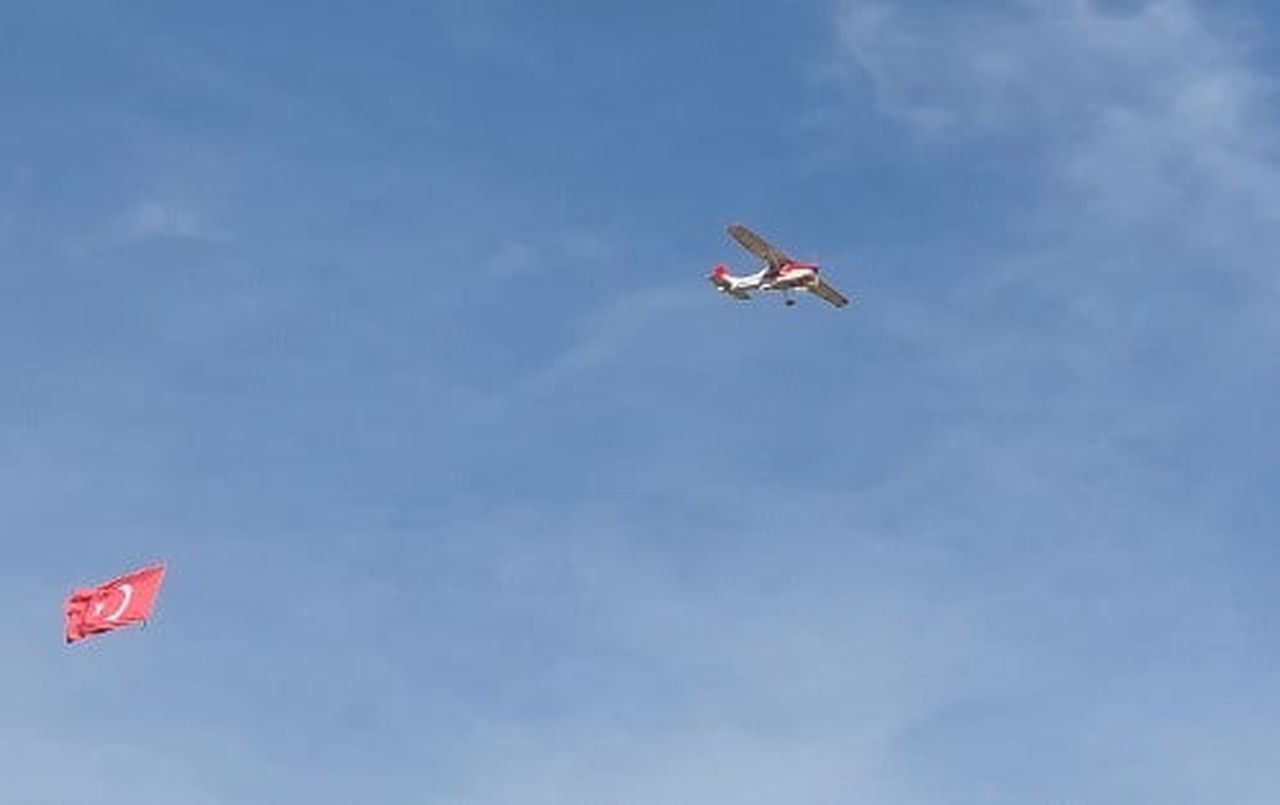 ESKİŞEHİR'DE HAVALANAN 1/4 ÖLÇEKLİ DEV CESSNA 182 TİPİ RADYO KONTROLLÜ MODEL UÇAK, ARKASINA...