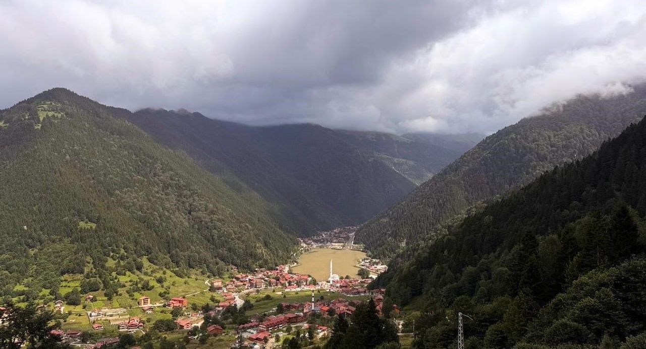 TRABZON’UN DÜNYACA ÜNLÜ TURİZM MERKEZİ UZUNGÖL, BÖLGEDE ETKİLİ OLAN YOĞUN YAĞIŞLARIN ARDINDAN...