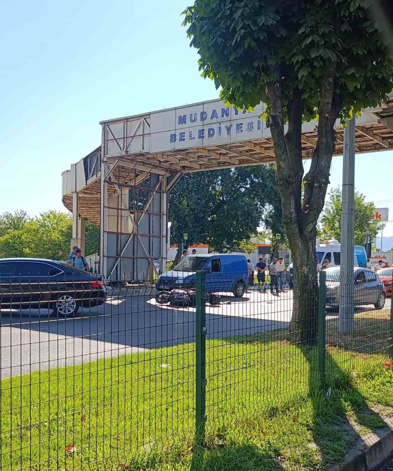MUDANYA İLÇESİNDE OTOMOBİLLE MOTOSİKLETİN ÇARPIŞTIĞI KAZADA 1 KİŞİ YARALANDI.