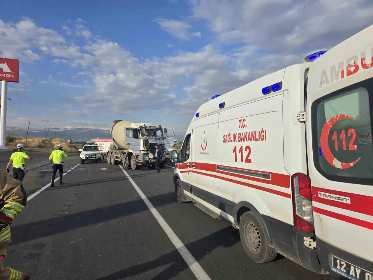 BİNGÖL’DE SONDAJ KAMYONU İLE BETON MİKSERİNİN ÇARPIŞMASI SONUCU MEYDANA GELEN TRAFİK KAZASINDA 2...