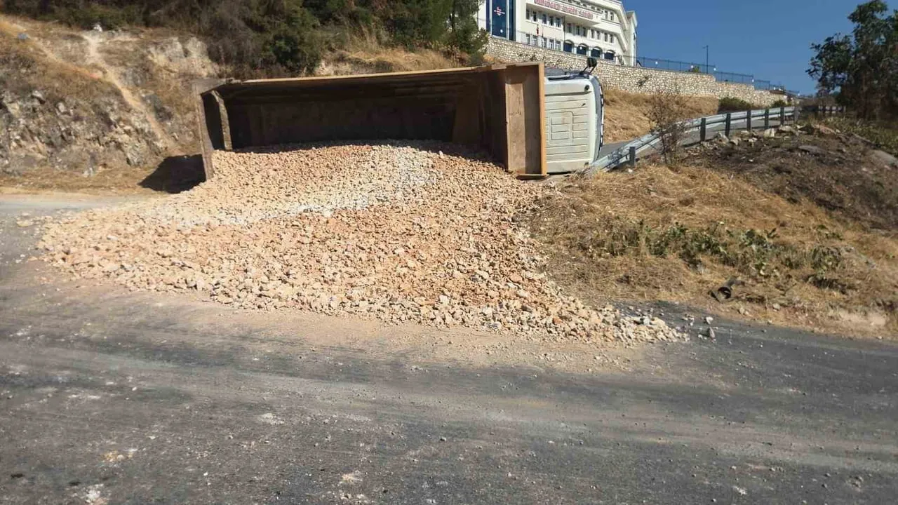 BURSA'DA FRENİ BOŞALAN KAMYON, FACİYA SEBEP OLMADAN ŞOFÖRÜN MANEVRASIYLA SONLANDI.