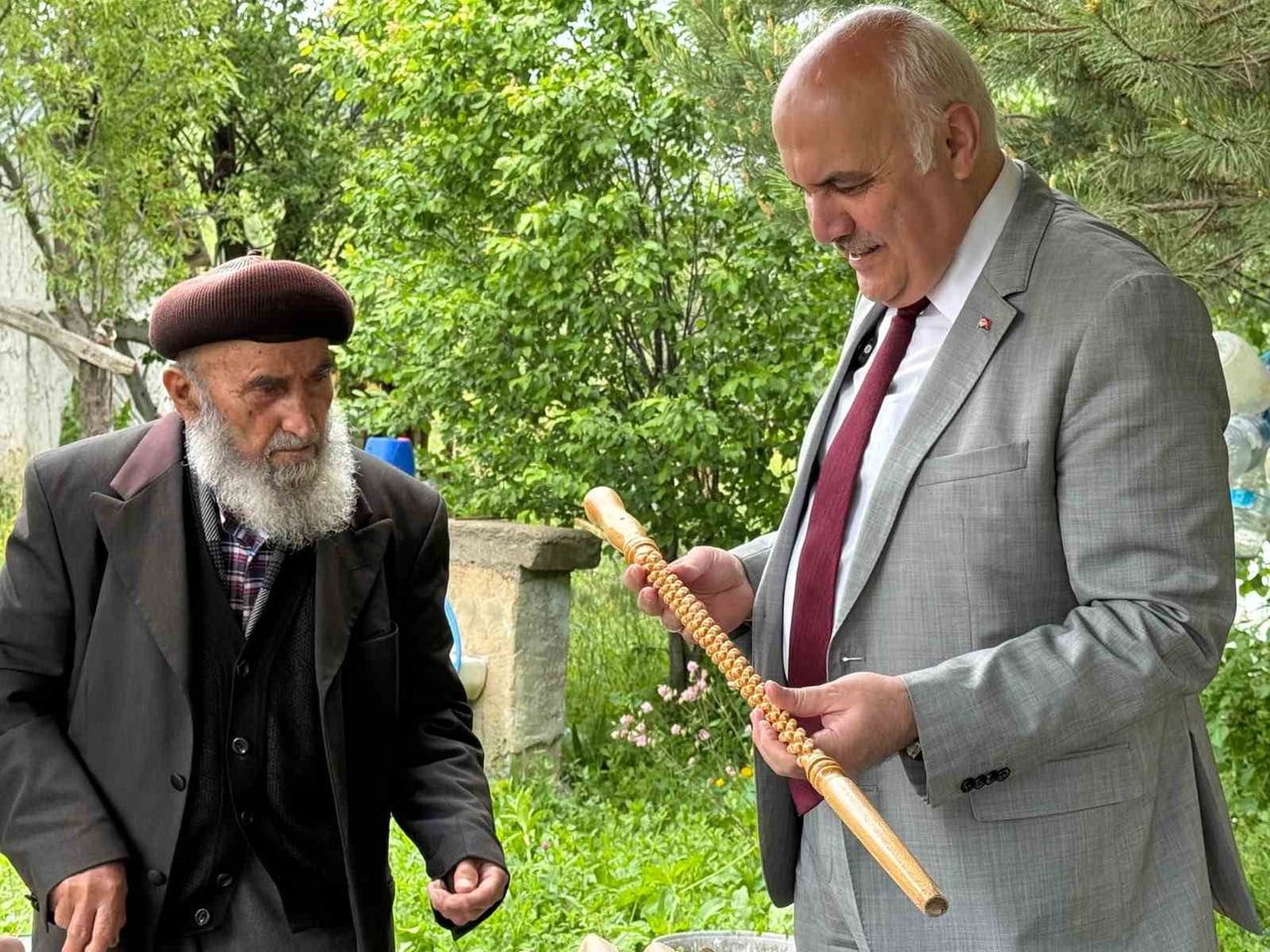 KIZILCAHAMAM BELEDİYE BAŞKANI SÜLEYMAN ACAR, 93 YAŞINDAKİ BASTON USTASI SÜLEYMAN ACAR’I ZİYARET...