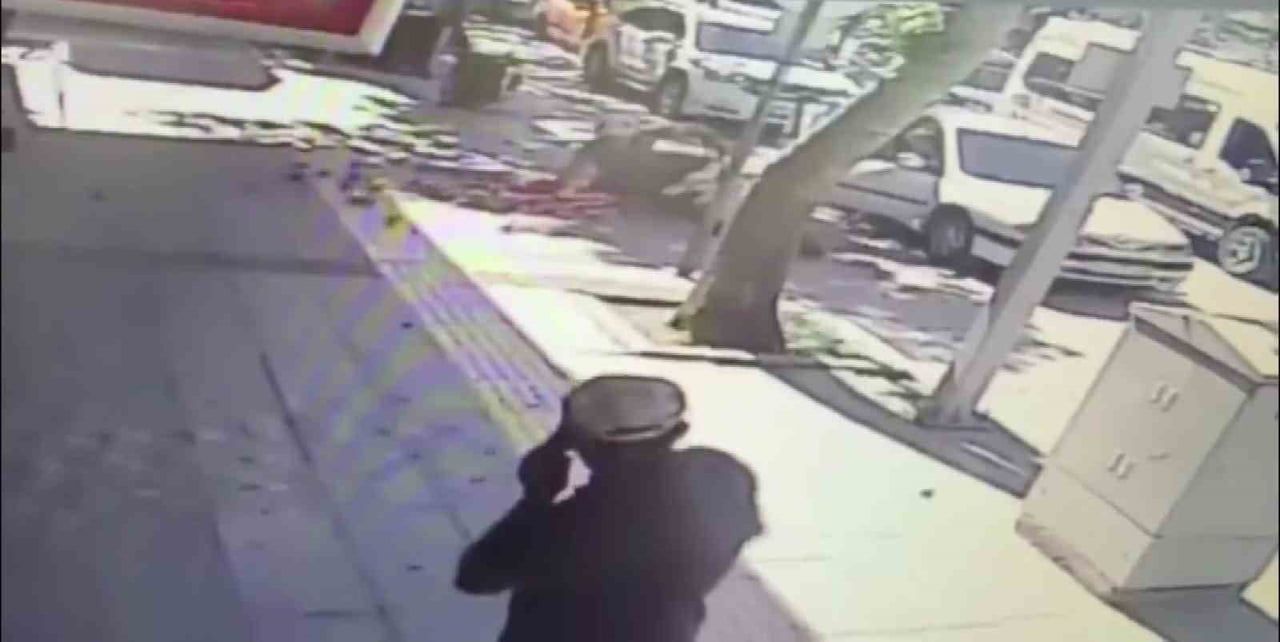 AMASYA'DA BİR OTOMOBİLİN AÇILAN KAPISINA YANINDAN GEÇEN MOTOSİKLETLİ ÇARPTI. NEYE UĞRADIĞINI...