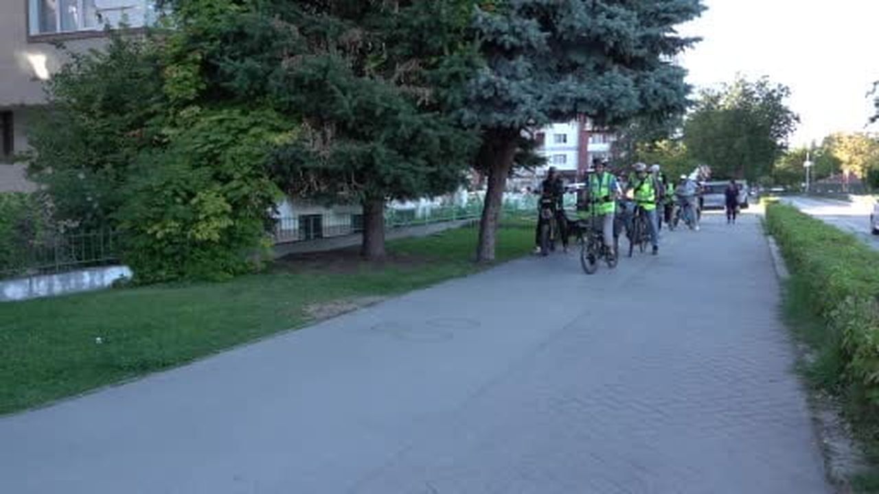 Eskişehir'de 'Görünür Ol, Güvende Ol' sloganıyla düzenlenen bisiklet turu, çok sayıda vatandaşın...