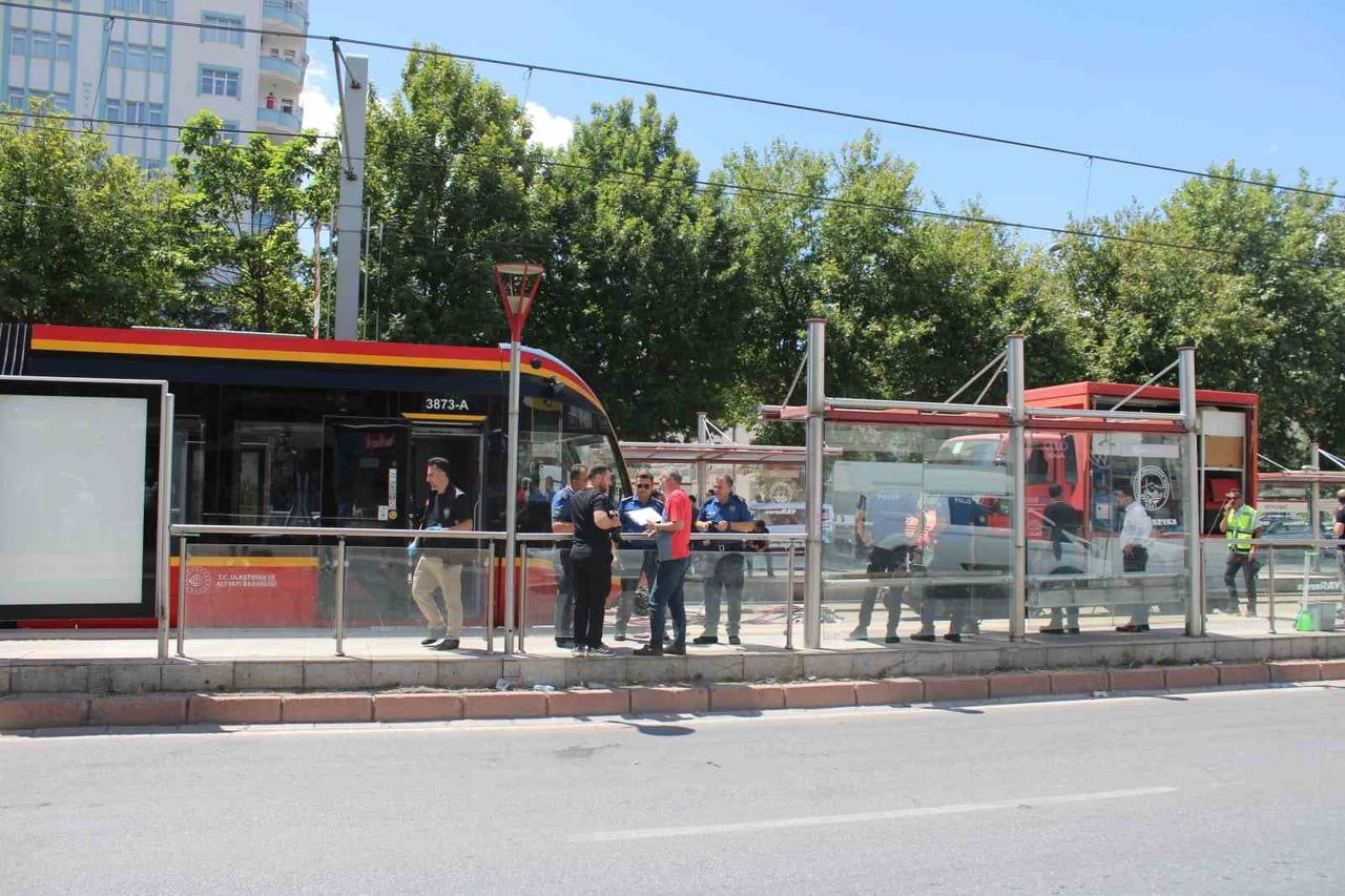 KAYSERİ'NİN MELİKGAZİ İLÇESİNDE TRAMVAYIN ÇARPTIĞI GENÇ KADIN AĞIR YARALANDI.