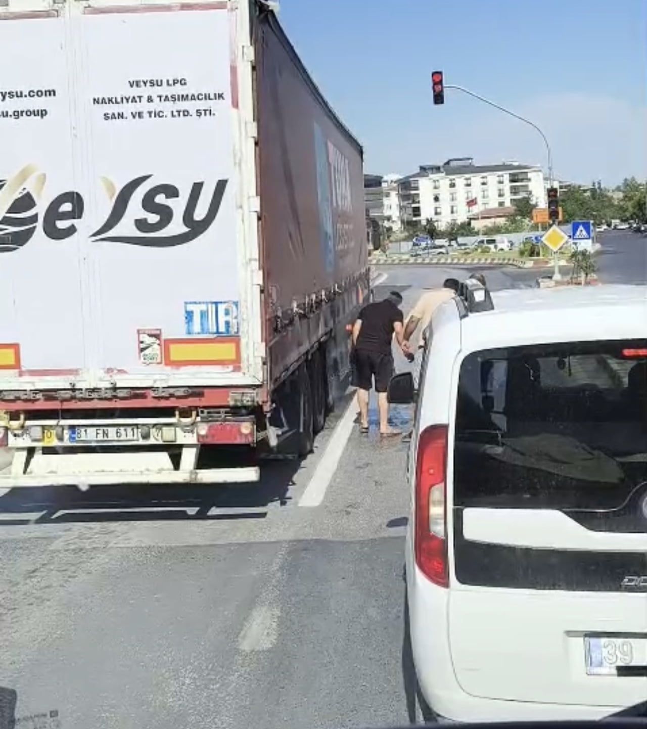 KIRKLARELİ’NİN LÜLEBURGAZ İLÇESİNDE SEYİR HALİNDEKİ BİR TIRDA ÇIKAN YANGIN, SÜRÜCÜ VE ÇEVREDEKİ...