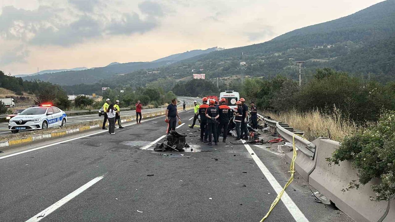 BOLU’DA D-100 KARA YOLUNDA ORTA REFÜJÜ AŞARAK KARŞI ŞERİDE GEÇEN BİR OTOMOBİL, BAŞKA BİR...