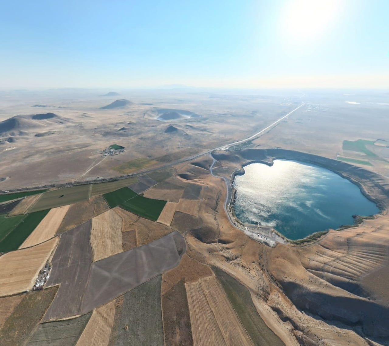 KONYA’NIN KARAPINAR İLÇESİNDE YAKLAŞIK 1 KİLOMETRE MESAFEDE BULUNAN ACIGÖL VE MEKE GÖLÜ, DRONE İLE...