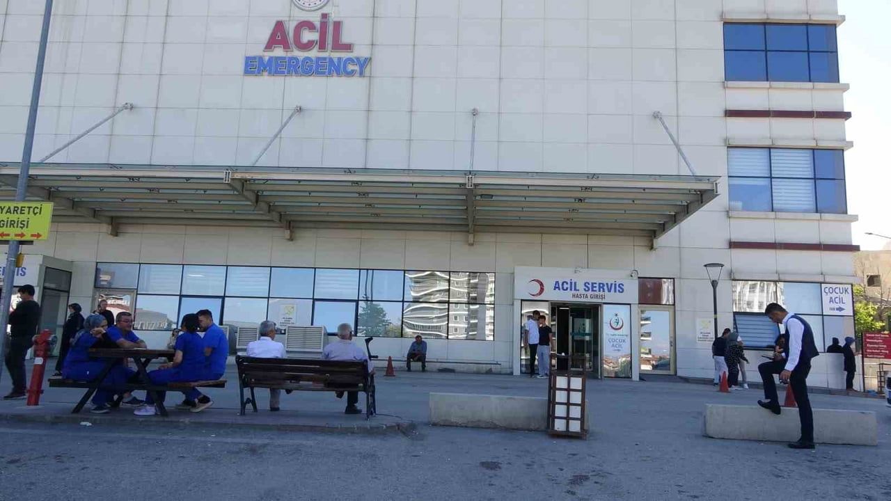 SAĞLIK EKİPLERİNCE TAŞKÖPRÜ DEVLET HASTANESİNDE İLK MÜDAHALESİ YAPILAN İBRAHİM KARA, ARDINDAN...