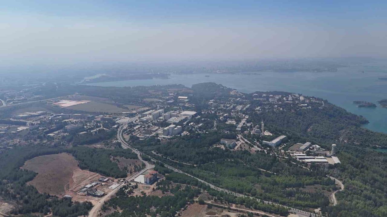 ADANA’NIN KOZAN’DA İLÇESİNDE ÇIKAN ORMAN YANGINI, KENT MERKEZİNDE HAVA KALİTESİNİ...
