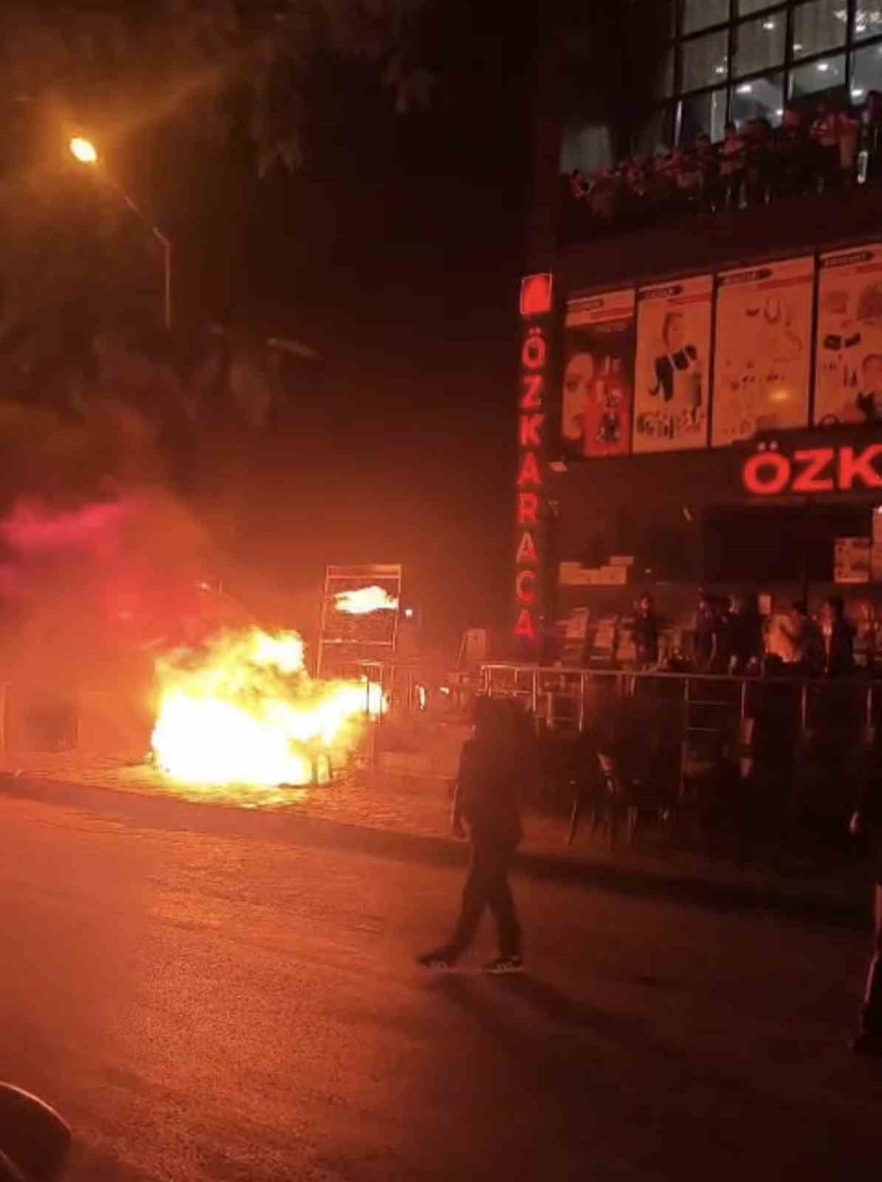 ELAZIĞ’DA BİR İŞ YERİNİN ÖNÜNDE ÇIKAN YANGIN, İŞ YERİNE SIÇRAMADAN SÖNDÜRÜLDÜ.