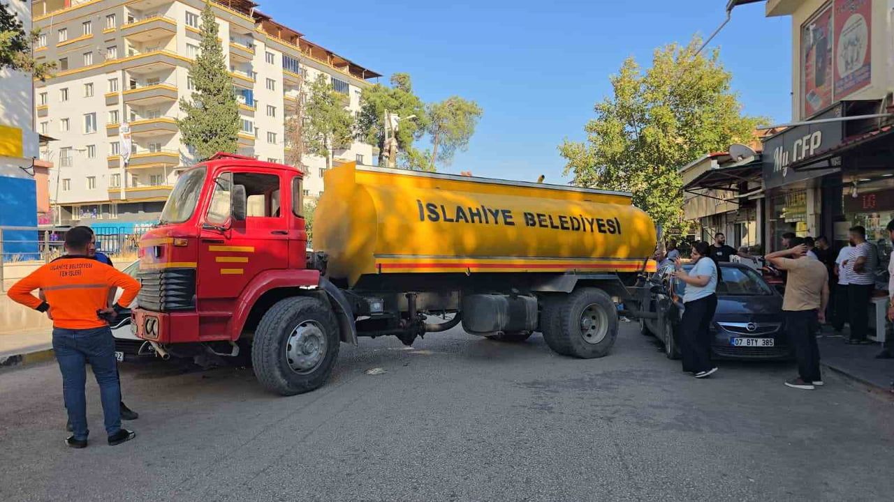 İSLAHİYE İLÇESİNDE İDDİAYA GÖRE EL FRENİ ÇEKİLMEYEN BELEDİYEYE AİT SU TANKERİ KONTROLDEN ÇIKARAK...
