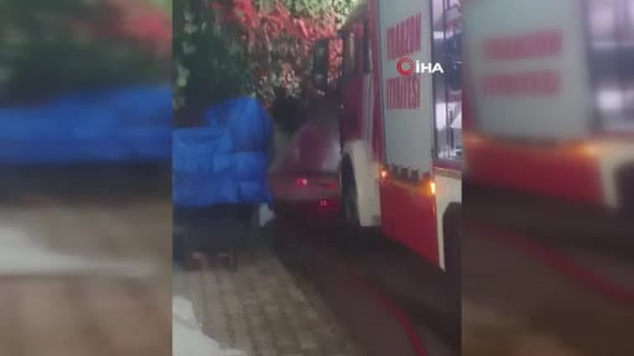 Trabzon'da park halindeki elektrikli otomobil gece yandı