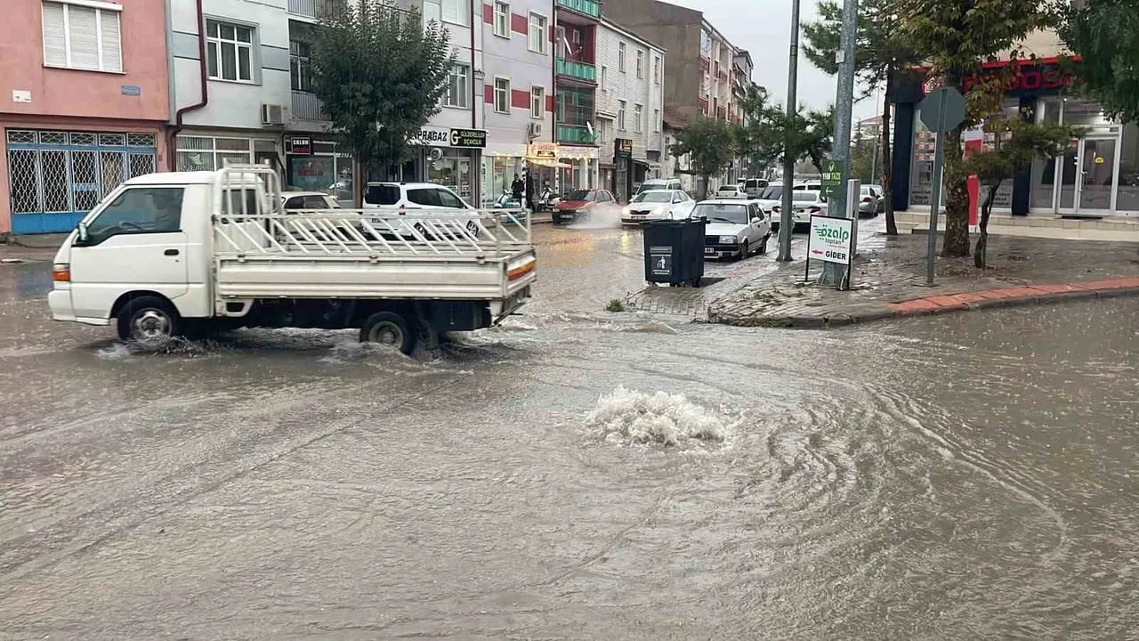 KARAMAN’DA ANİDEN BASTIRAN VE YAKLAŞIK 1 SAAT SÜREN SAĞANAK YAĞIŞ SONRASI YOLLAR ADETA GÖLE...