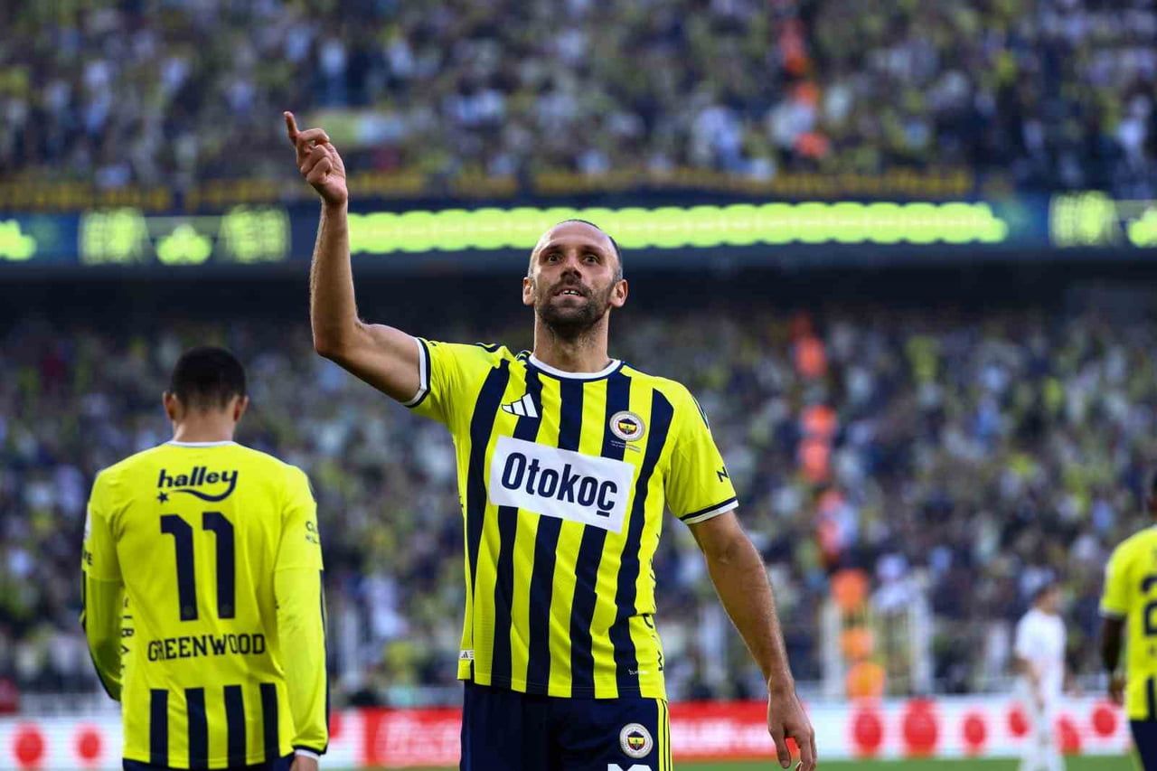 FENERBAHÇE'NİN KOSOVALI FORVETİ VEDAT MURİQİ, EYÜPSPOR FİLELERİNİ 4 KEZ HAVALANDIRDI.