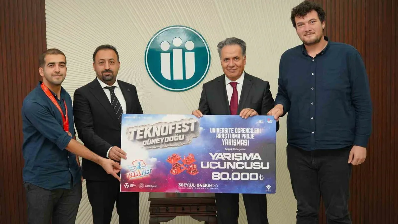 REKTÖR AKPOLAT’ TAN TEKNOFEST’26’DA TÜRKİYE ÜÇÜNCÜSÜ OLAN ÖĞRENCİLERE TEBRİK