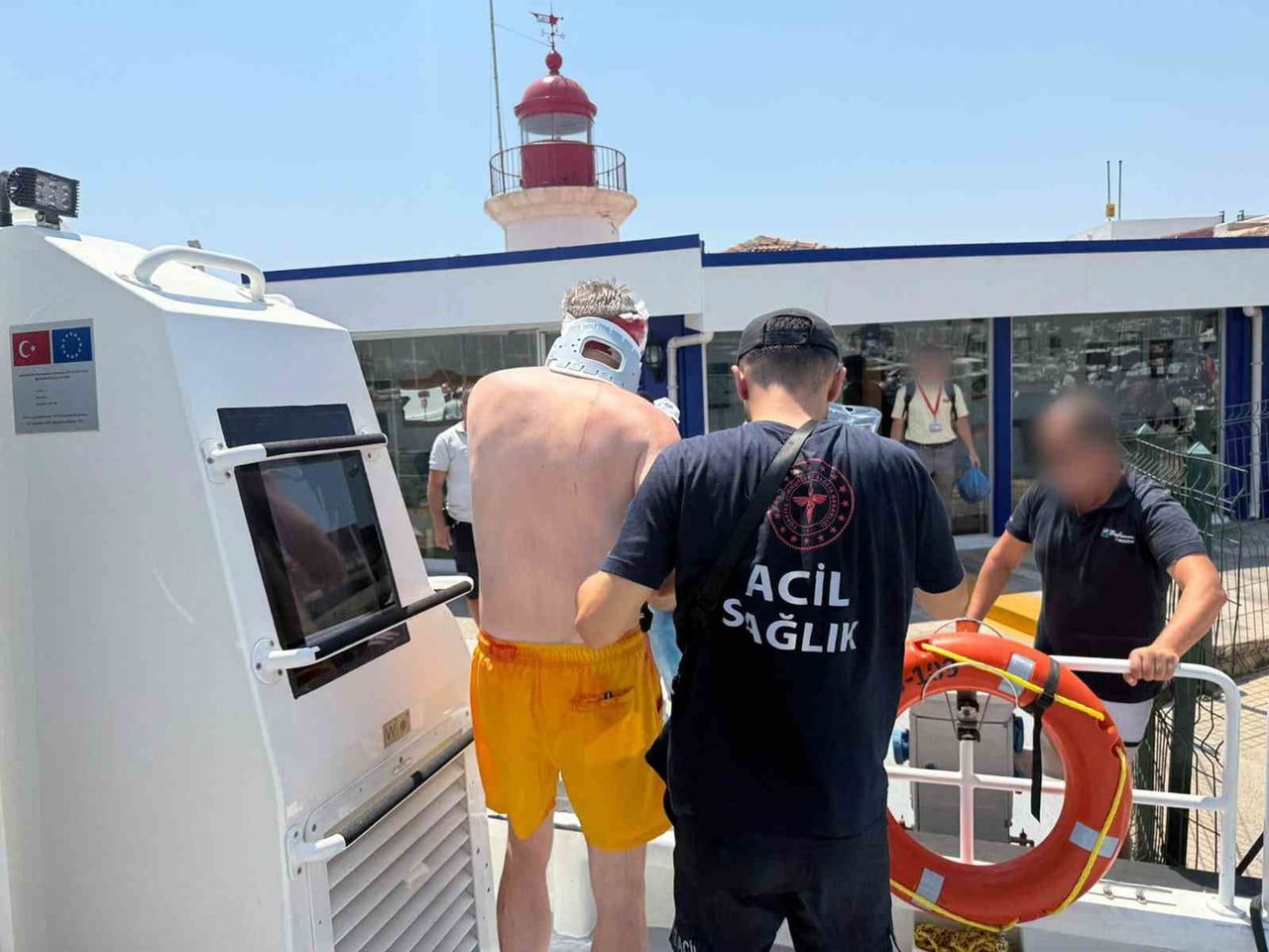 MUĞLA’NIN BODRUM İLÇESİ AÇIKLARINDA SEYREDEN GEZİ TEKNESİNDE YARALANAN VATANDAŞ SAHİL GÜVENLİK...
