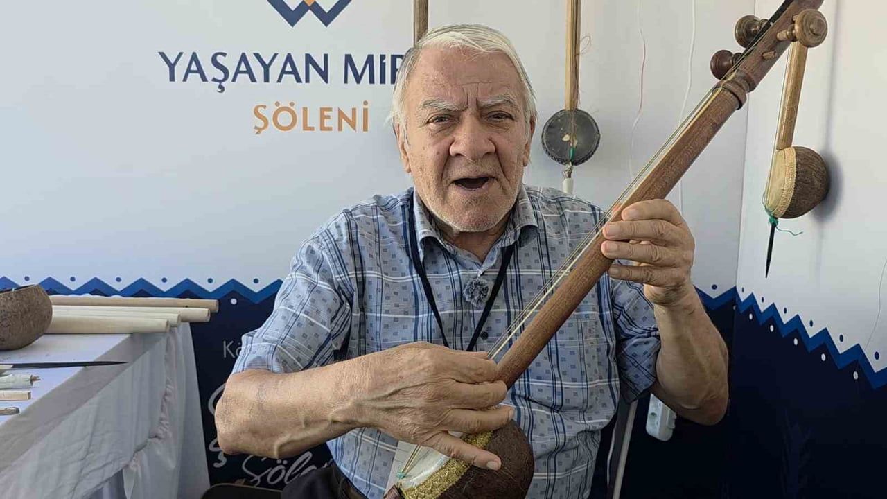 KÜTAHYA'DA KÜLTÜR VE TURİZM BAKANLIĞI REBAP SANATÇISI AHMET BİTİRİM, YAKLAŞIK 60 YILDIR ORTA ASYA...