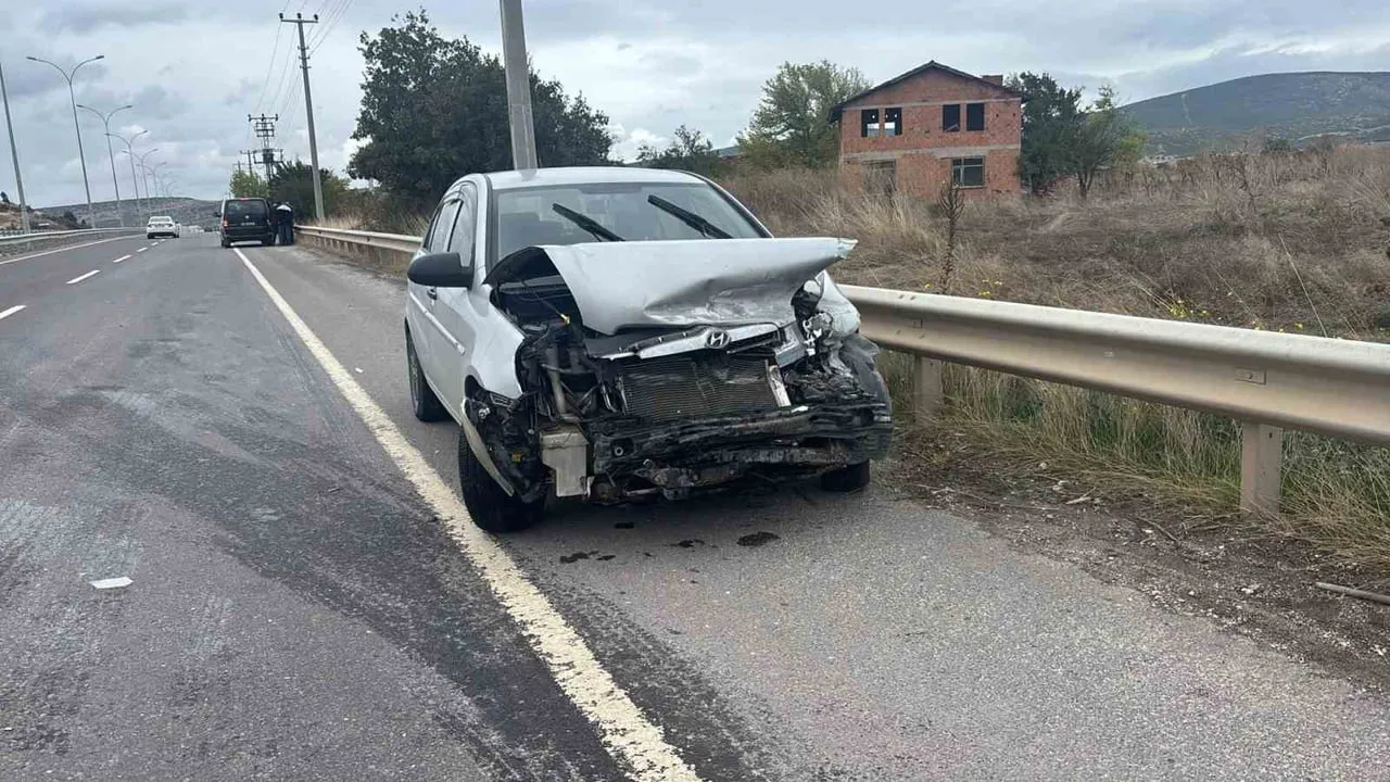 KÜTAHYA’NIN TAVŞANLI İLÇESİNDE OTOMOBİLİN DEMİR BARİYERLERE ÇARPMASI SONUCU MEYDANA GELEN TRAFİK...