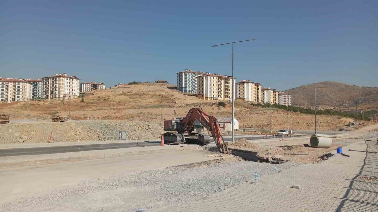 MALATYA'DA DEPREM BÖLGESİNDE YÜRÜTÜLEN YOL YAPIM ÇALIŞMALARI SIRASINDA GÖÇÜK MEYDANA GELDİ. GÖÇÜK...