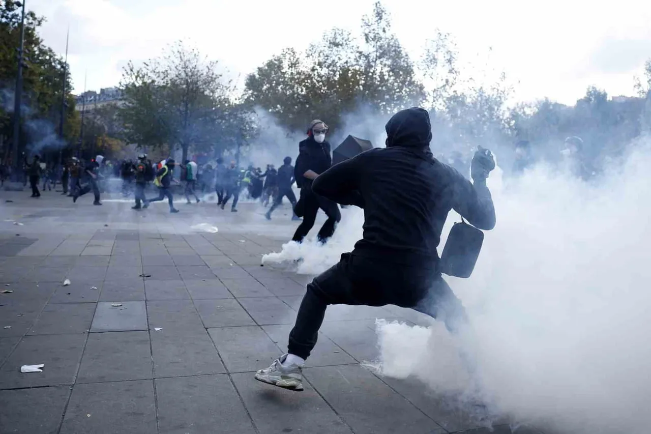 FRANSA'NIN BAŞKENTİ PARİS'TE ÖĞRENCİLERİN YANI SIRA SENDİKALAR İLE SARI YELEKLİLER'İN KATILIMIYLA...