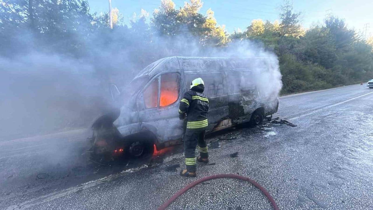 BODRUM İLÇESİNDE OKUL SERVİSİ OLARAK KULLANILAN MİNİBÜS, ÇIKAN YANGINDA TAMAMEN YANARAK...