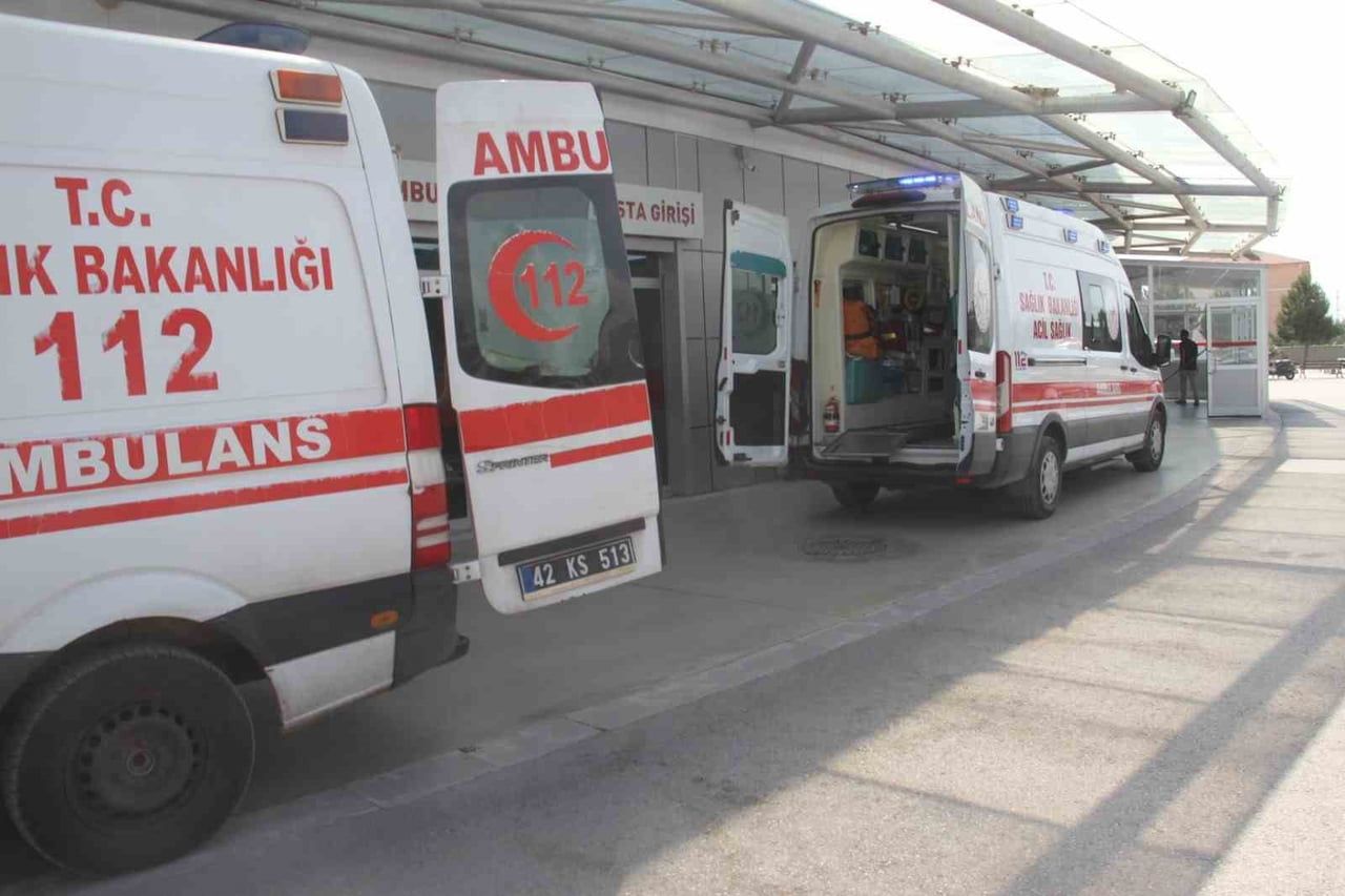KONYA'NIN BEYŞEHİR İLÇESİNDE MEYDANA GELEN İKİ AYRI TRAFİK KAZASINDA 3 KİŞİ YARALANDI.