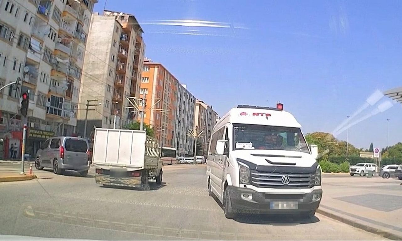 ESKİŞEHİR'DE TERS YÖNE DÖNÜŞ YAPAN BİR İŞÇİ SERVİSİ, TRAFİĞİ TEHLİKEYE ATTIĞI ANLAR ARAÇ İÇİ...