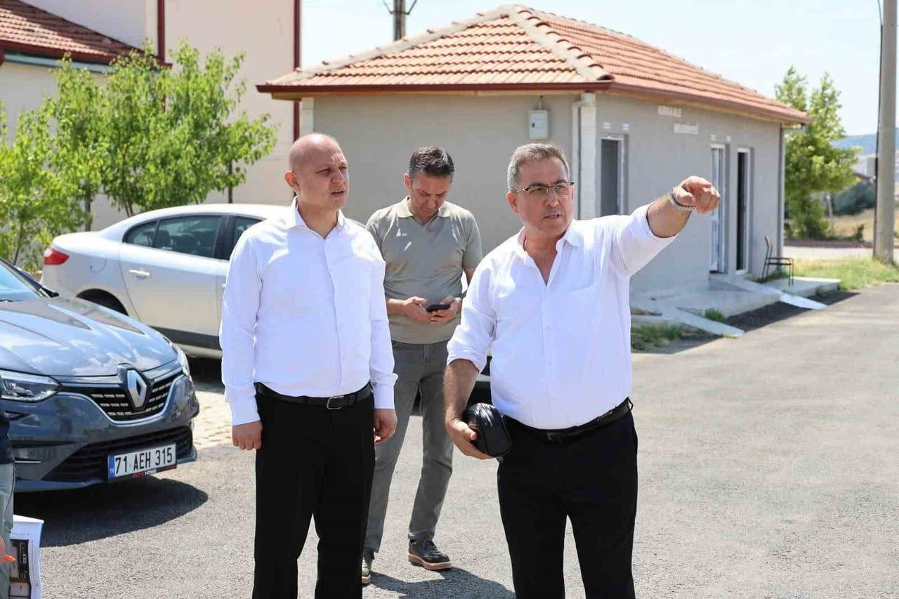 KIRIKKALE BELEDİYE BAŞKANI AHMET ÖNAL, BELEDİYE BAŞKAN YARDIMCISI EDA GÖKÇE TOPRAK VE SÜRÜCÜ...