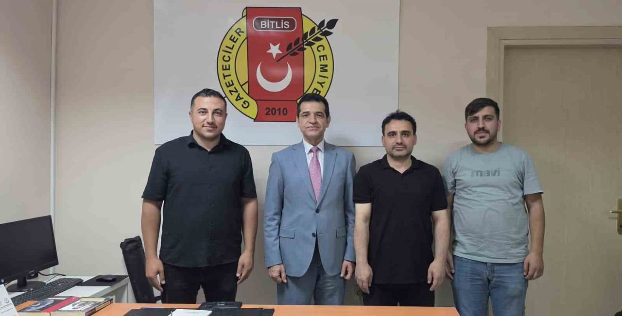 BASIN İLAN KURUMU (BİK) VAN BÖLGE MÜDÜRÜ KENAN TOKGÖZ (TAKIM ELBİSELİ), BİTLİS GAZETECİLER...