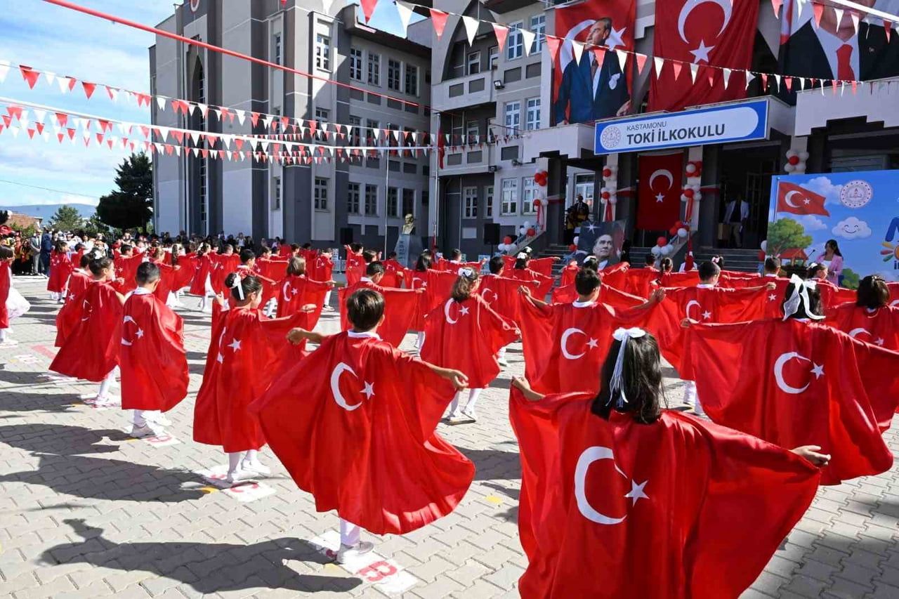 PROGRAMDA ÖĞRENCİLER TARAFINDAN HAZIRLANAN GÖSTERİLER SAHNELENDİ