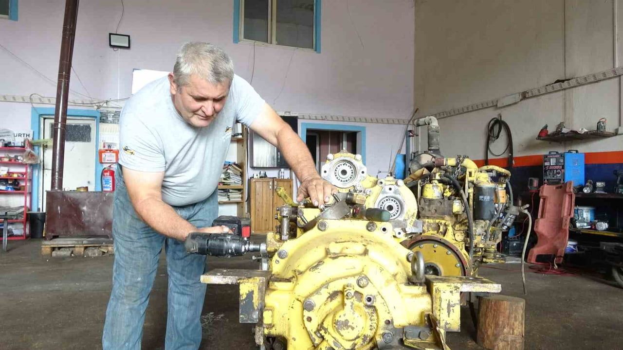 MESLEĞE 10 YAŞINDA BAŞLAYAN VE YILLARINI İŞ MAKİNELERİNİN TAMİRİNE ADAYAN AHMET MERAL, HİDROLİK...