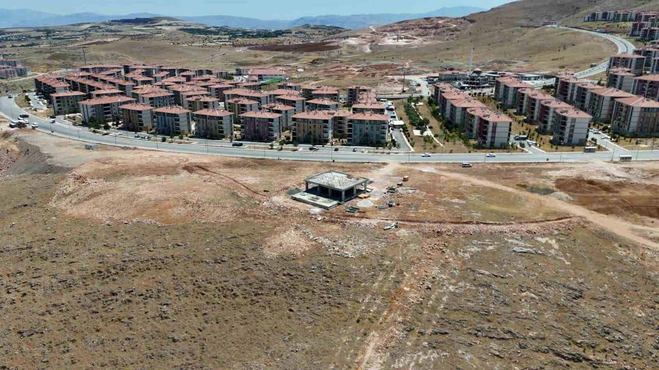 ELAZIĞ BELEDİYESİ TARAFINDAN GÜNEYKENT MAHALLESİ’NDE YAPIMINA BAŞLANAN GÜNEYKENT SEYİR YOLU...