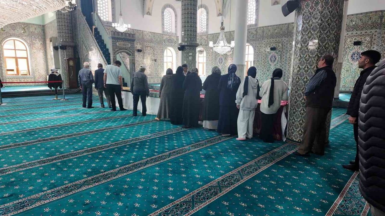 KÜTAHYA’NIN GEDİZ İLÇESİNDE, MÜFTÜLÜK KANALIYLA GETİRİLEN KUTSAL EMANETLER VATANDAŞLARIN...