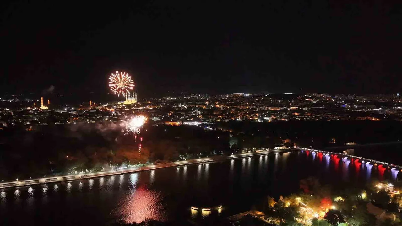MERİÇ NEHRİ’NDE HAVAİ FİŞEK GÖSTERİSİ