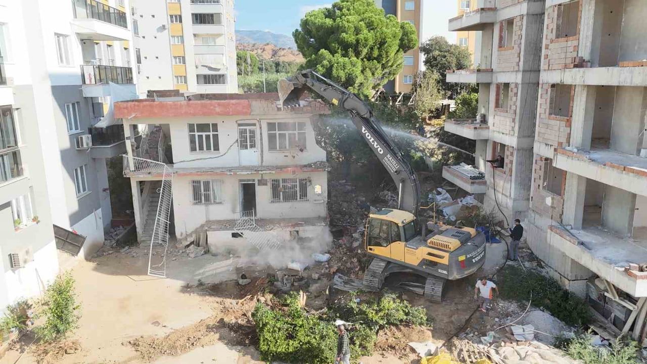 BİNA YIKILDI, TRAFİK RAHATLAYACAK
