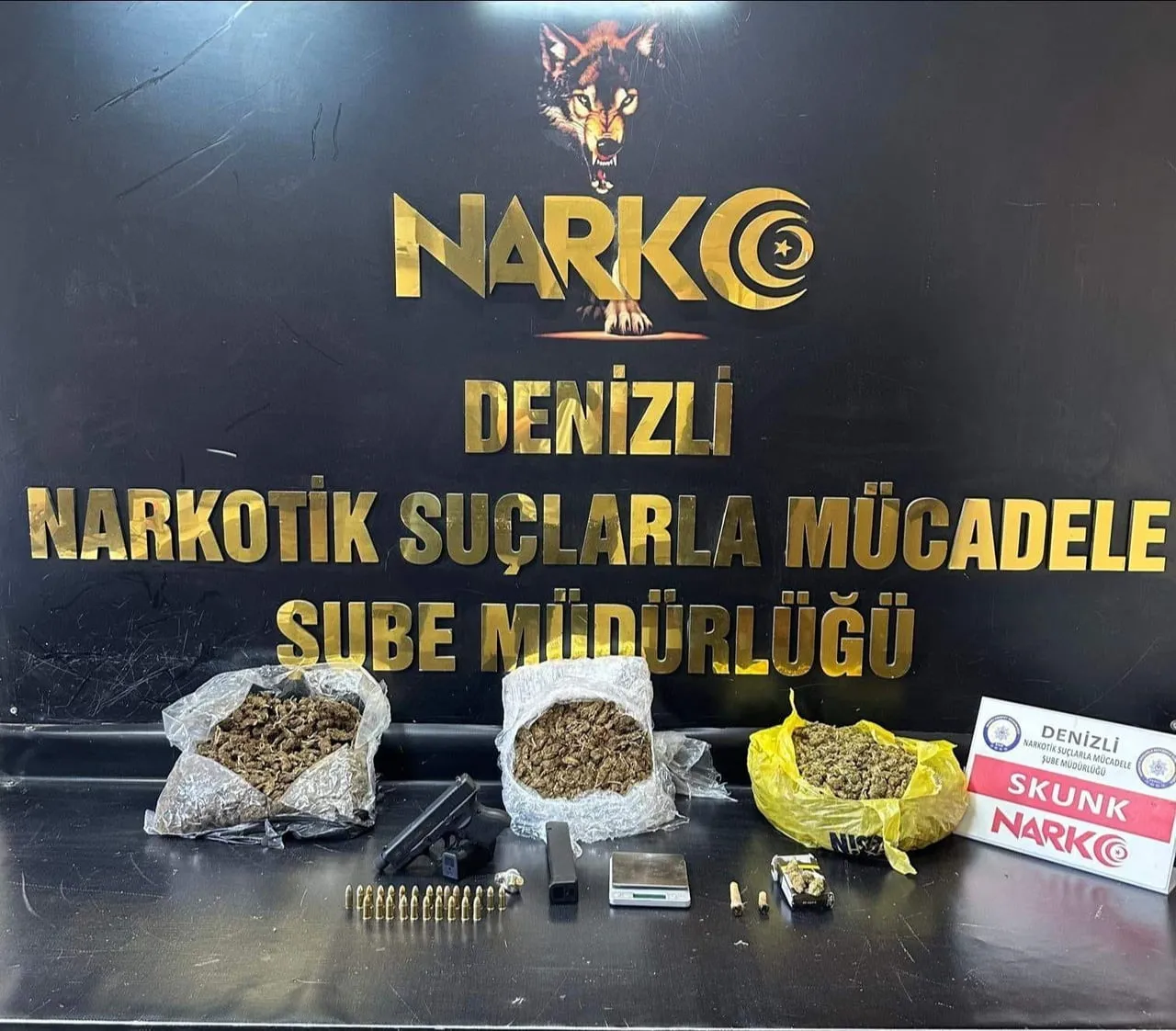 DENİZLİ’DE POLİS EKİPLERİNCE 2 ARACA DÜZENLENEN UYUŞTURUCU OPERASYONUNDA GÖZALTINA ALINAN 4...