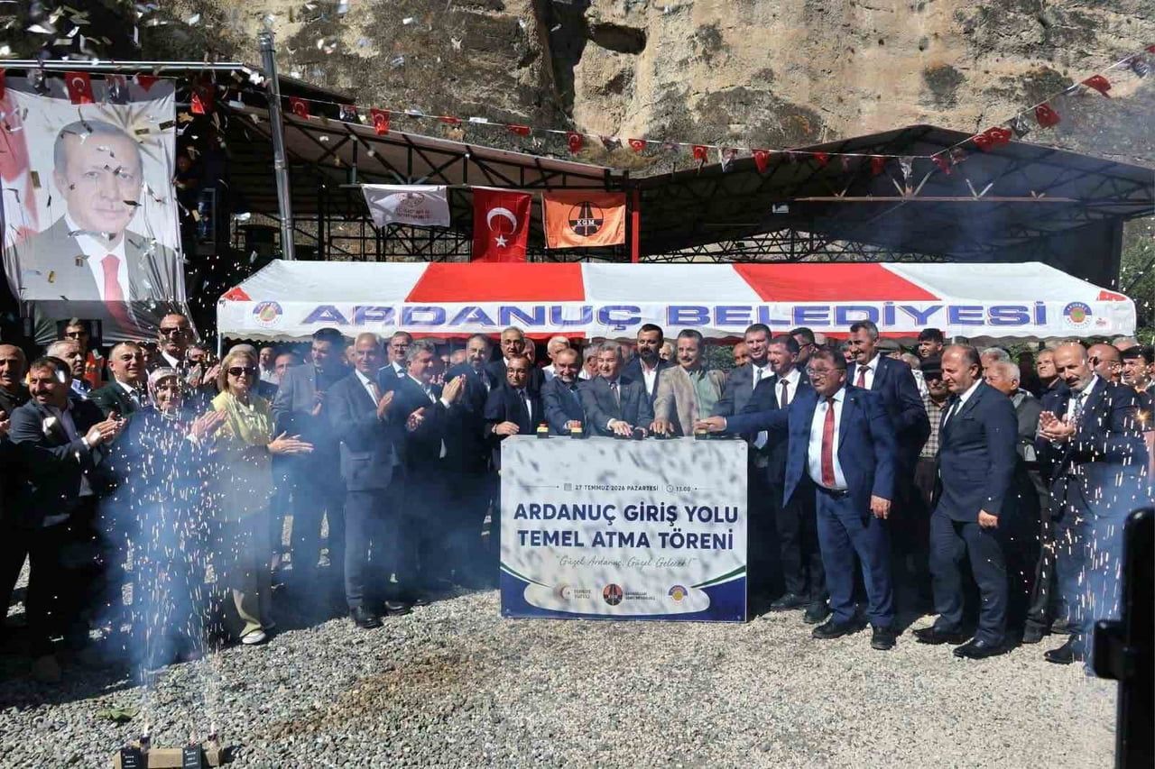 ARTVİN'İN ARDANUÇ İLÇESİNDE ULAŞIMI DAHA GÜVENLİ HALE GETİRECEK VE İLÇE GİRİŞİNE MODERN BİR...