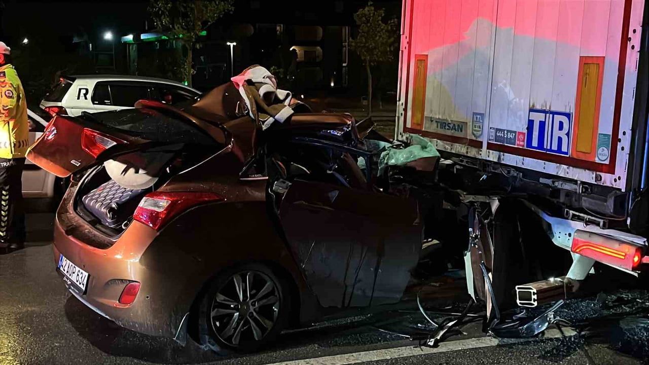 KONYA’DA LASTİĞİ PATLAYAN VE DEĞİŞTİRMEK İÇİN DURAN TIRA ARKADAN OTOMOBİL ÇARPTI. FECİ KAZADA 2...