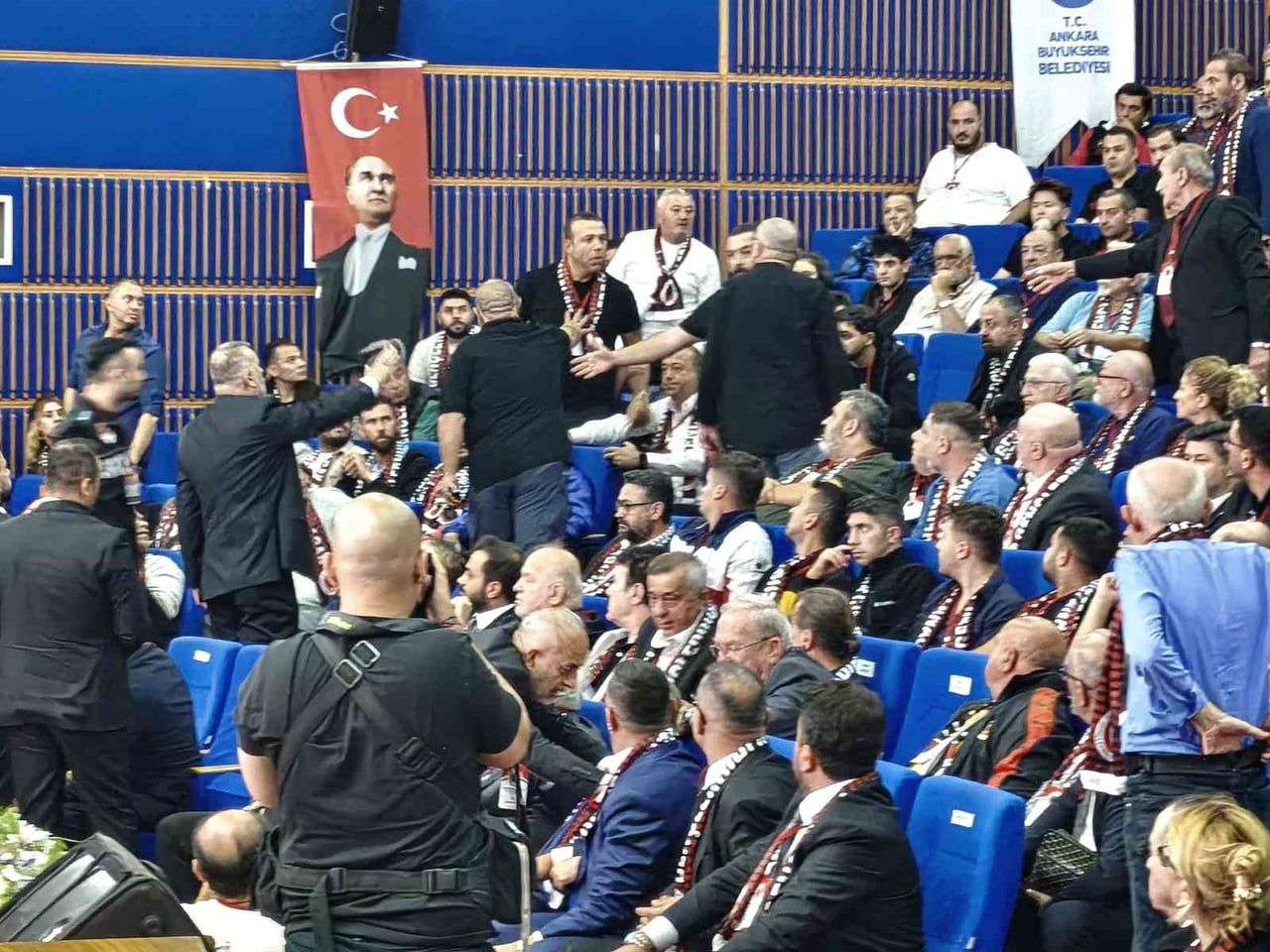 GENÇLERBİRLİĞİ OLAĞANÜSTÜ GENEL KURUL TOPLANTISI'NDA GERGİNLİK ÇIKTI.
