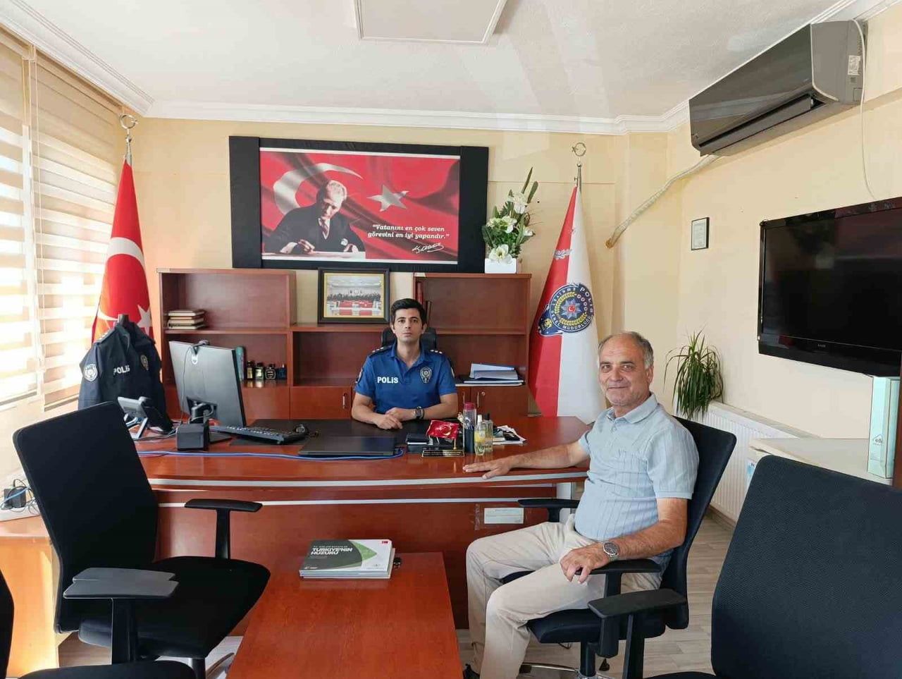 MANİSA’NIN SELENDİ İLÇESİNDE İLÇE EMNİYET AMİRLİĞİ GÖREVİNİ YÜRÜTEN KOMİSER EMRE GEVANCİ, YAPILAN...