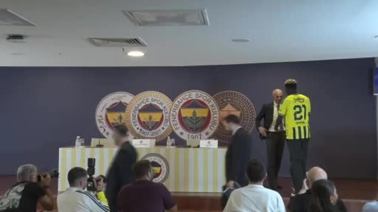 Fenerbahçe, Ganalı savunma oyuncusu Kojo Peprah Oppong için imza töreni düzenledi. Hayatında...