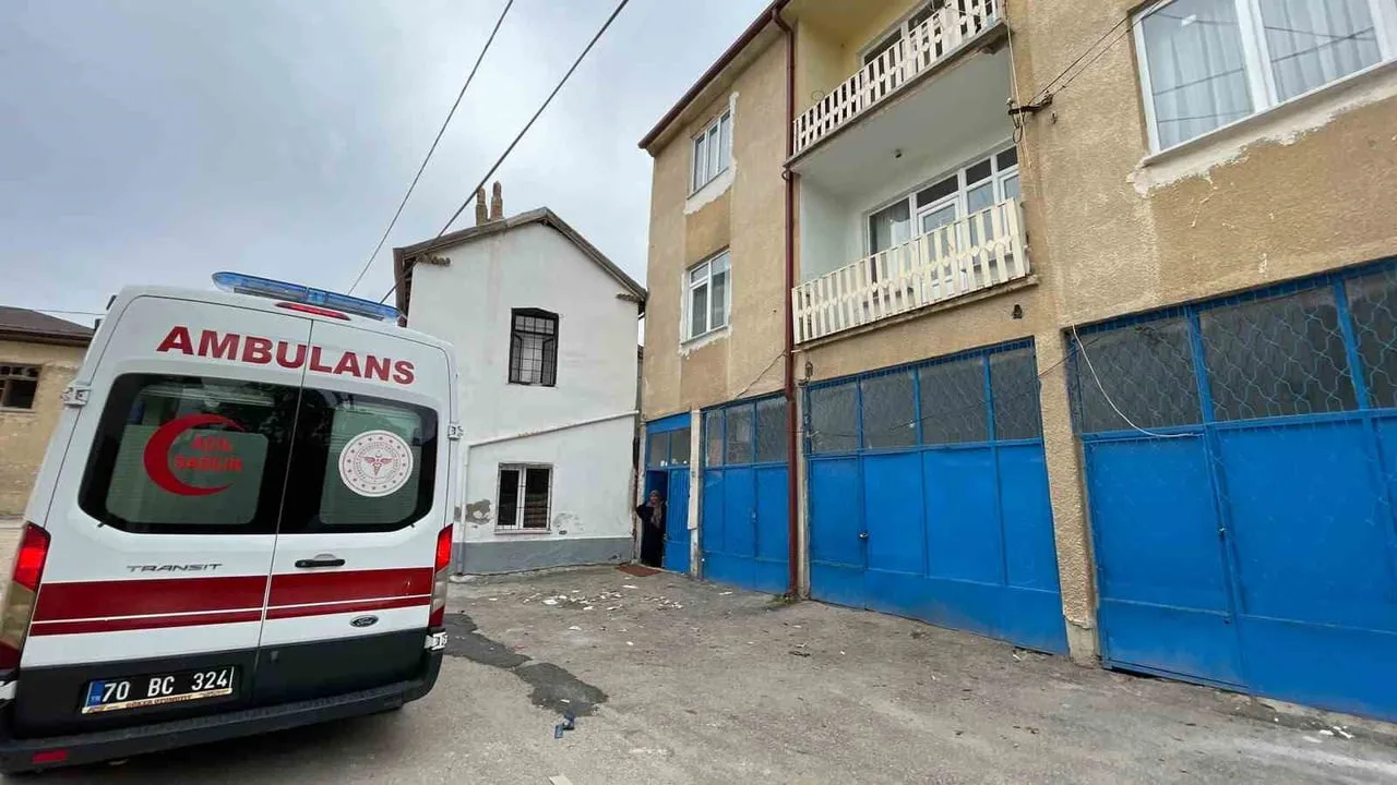 KARAMAN’DA KARDEŞLERİYLE BİRLİKTE BALKONA ÇIKAN 2 YAŞINDAKİ ÇOCUK, YAKLAŞIK 6 METRE YÜKSEKLİKTEN...