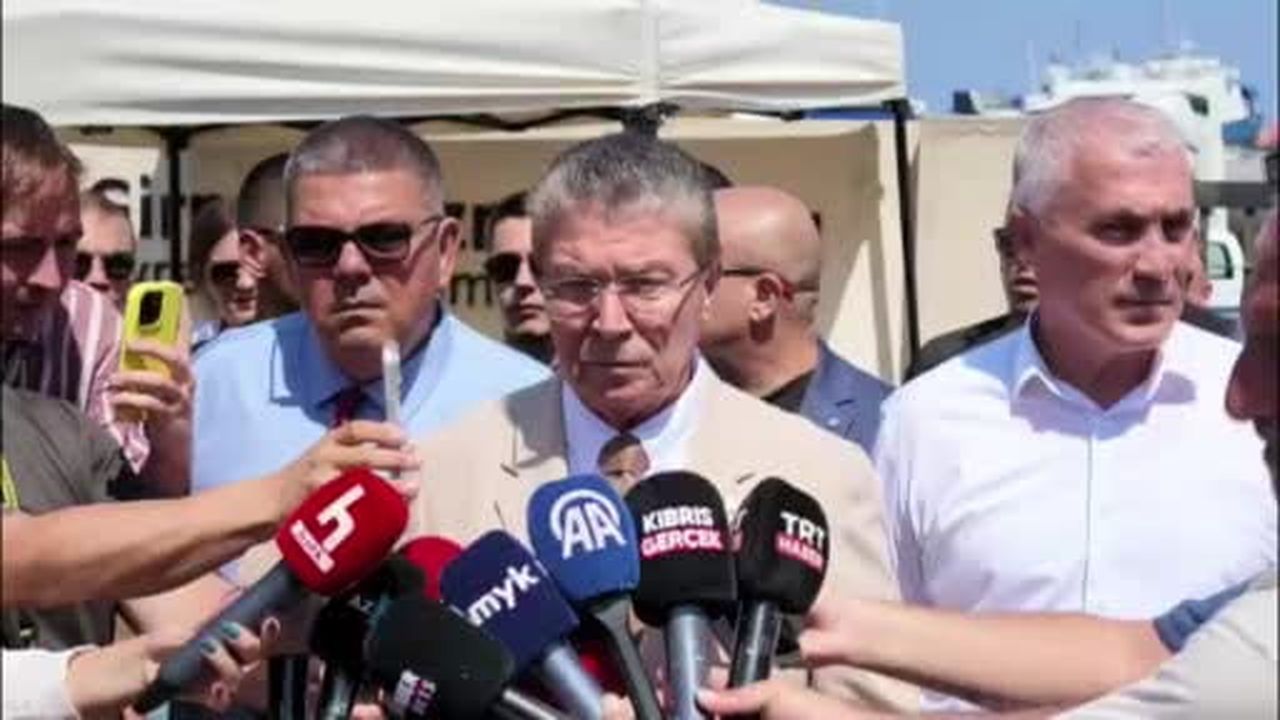 Kuzey Kıbrıs Türk Cumhuriyeti Başbakanı Ünal Üstel, Girne açıklarında arama çalışmalarına katılan...