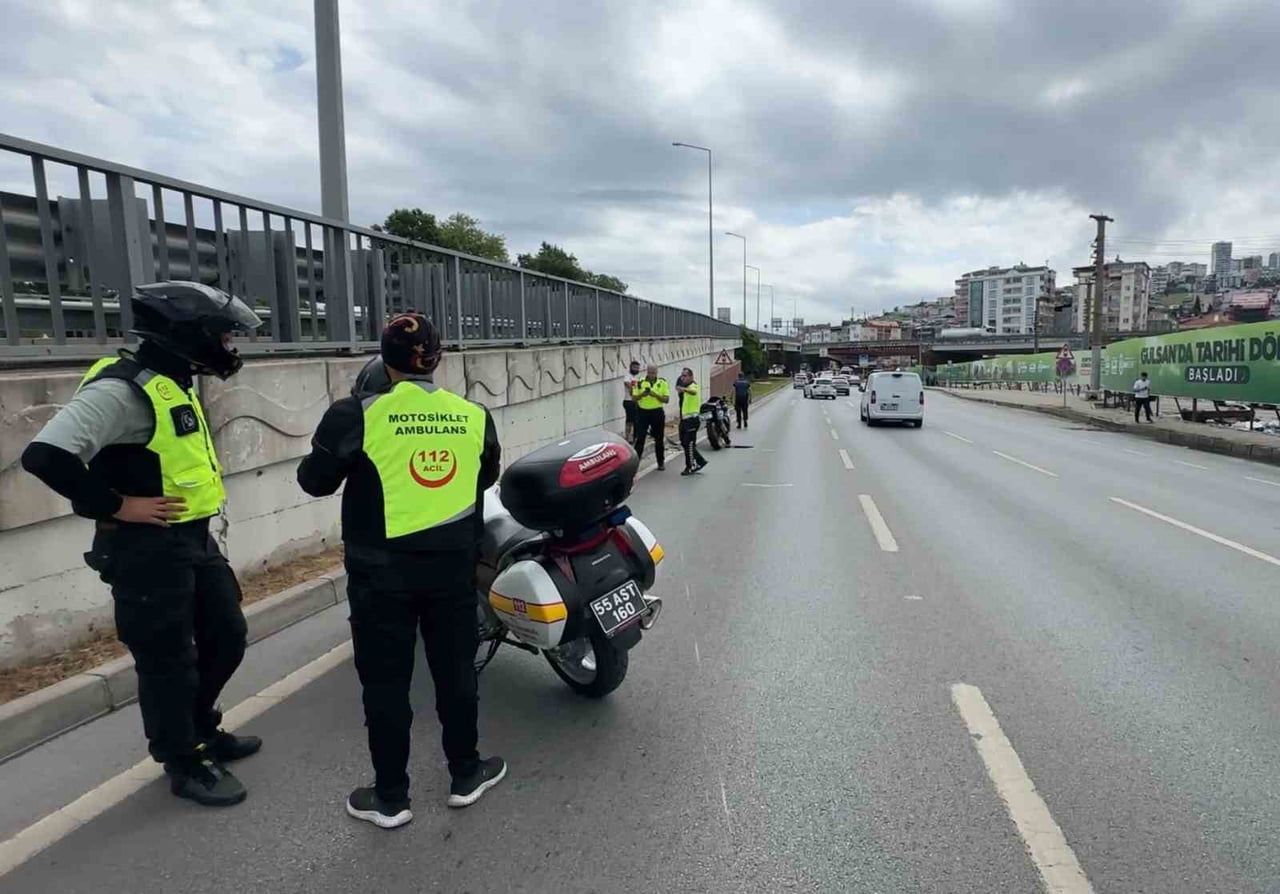 SAMSUN'DA DEVRİLEN MOTOSİKLETTEKİ 2 KİŞİ YARALANDI.