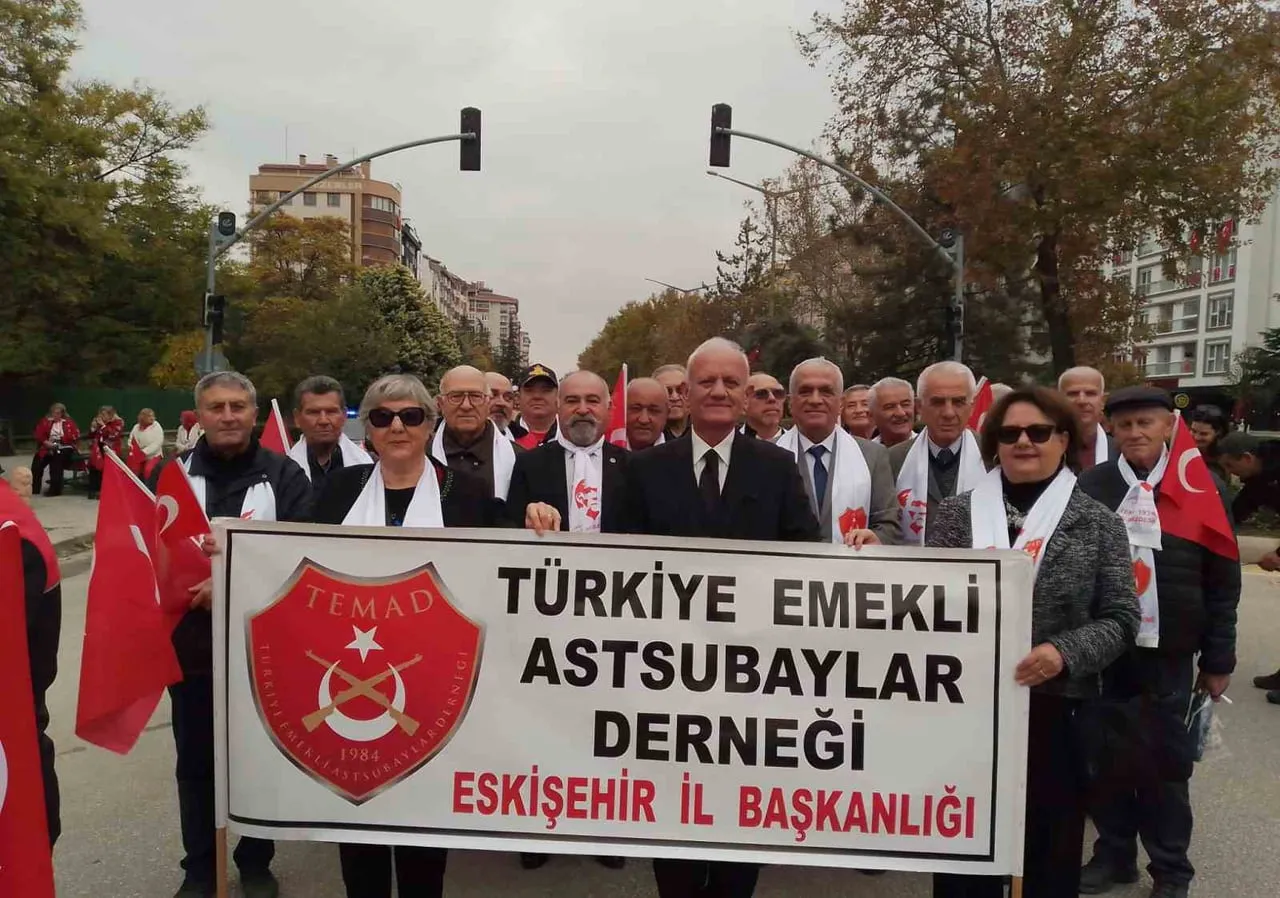 ESKİŞEHİR'DE TÜRKİYE EMEKLİ ASTSUBAYLAR DERNEĞİ (TEMAD) ÜYELERİ, 29 EKİM CUMHURİYET BAYRAMI...